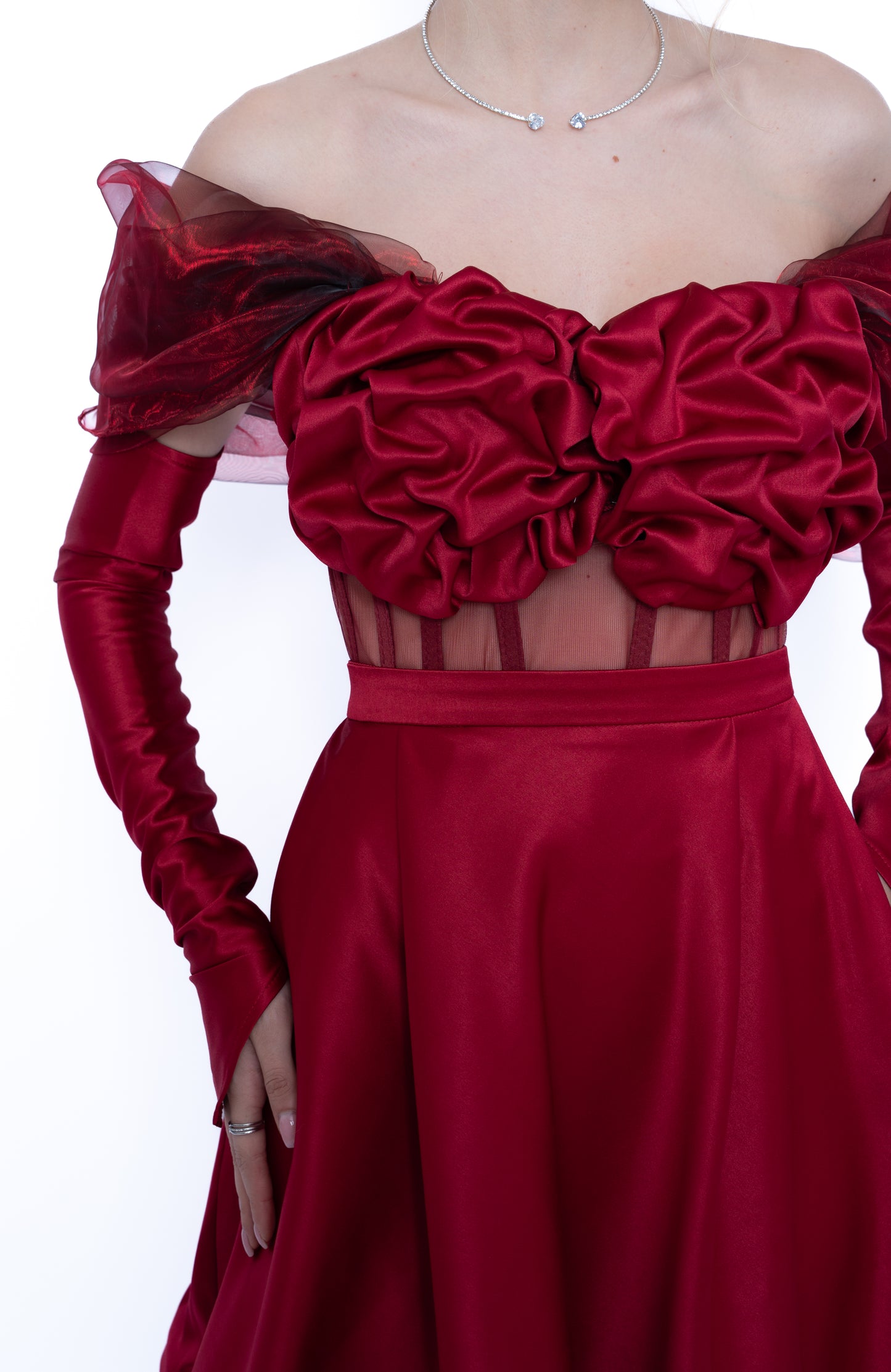 Mănuși lungi din tafta premium culoare roșu burgundi, accesoriu elegant de seară creat de LILA.