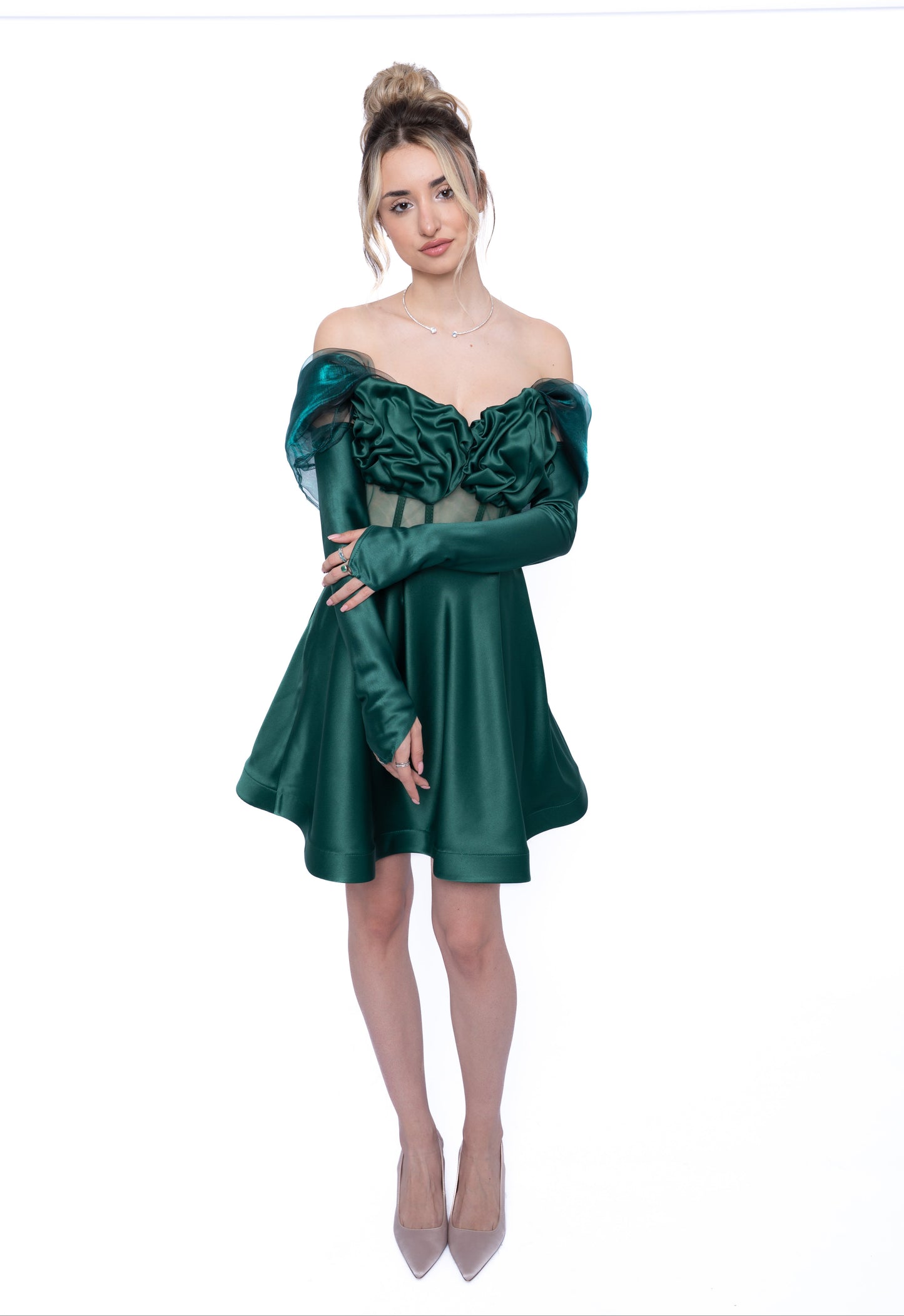 Mănuși de designer verde smarald asortate cu setul de corset și fustă din tafta, brand LILA.
