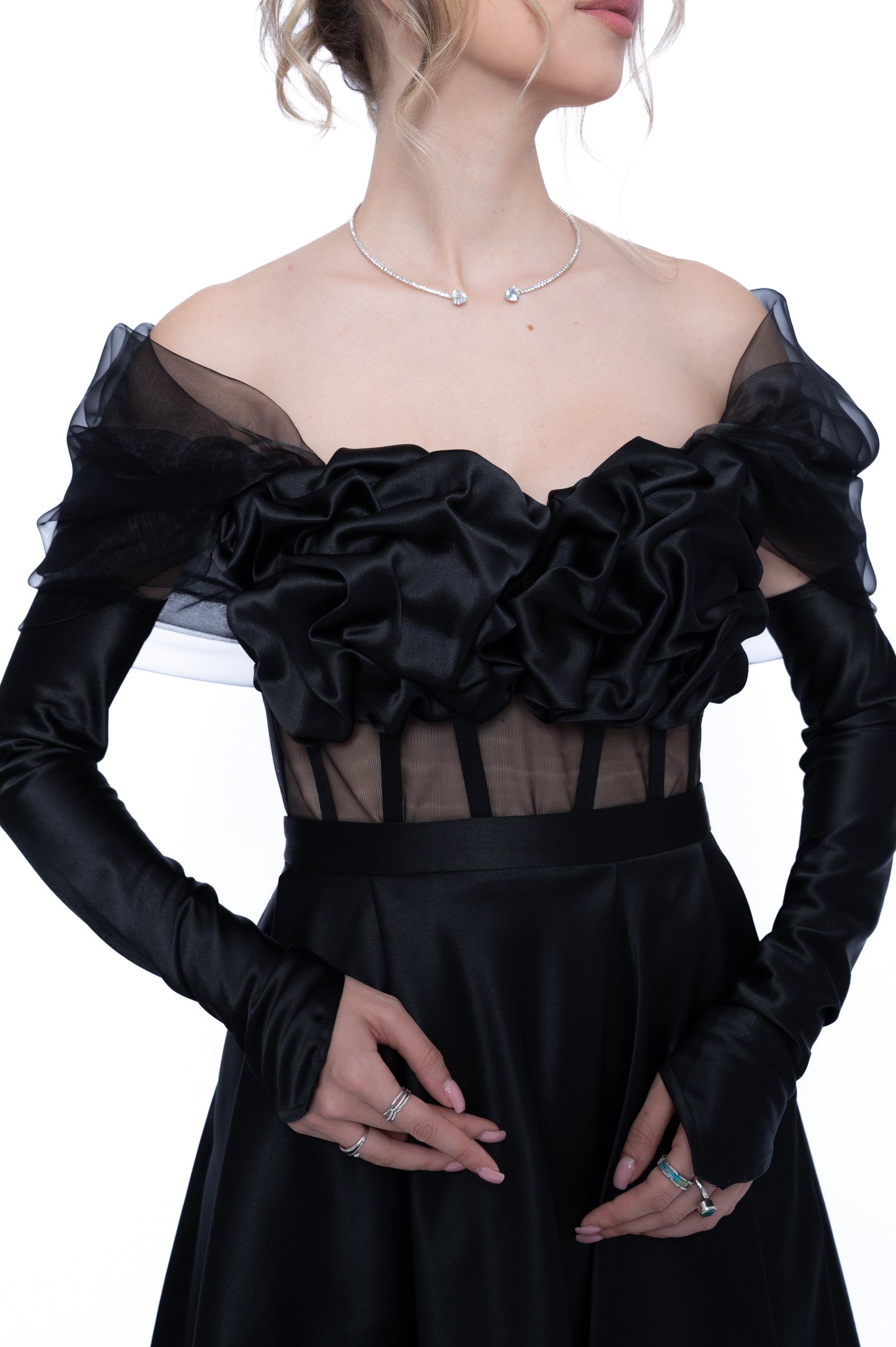 Mănuși lungi din tafta premium de culoare neagra, accesoriu elegant de seară creat de LILA.