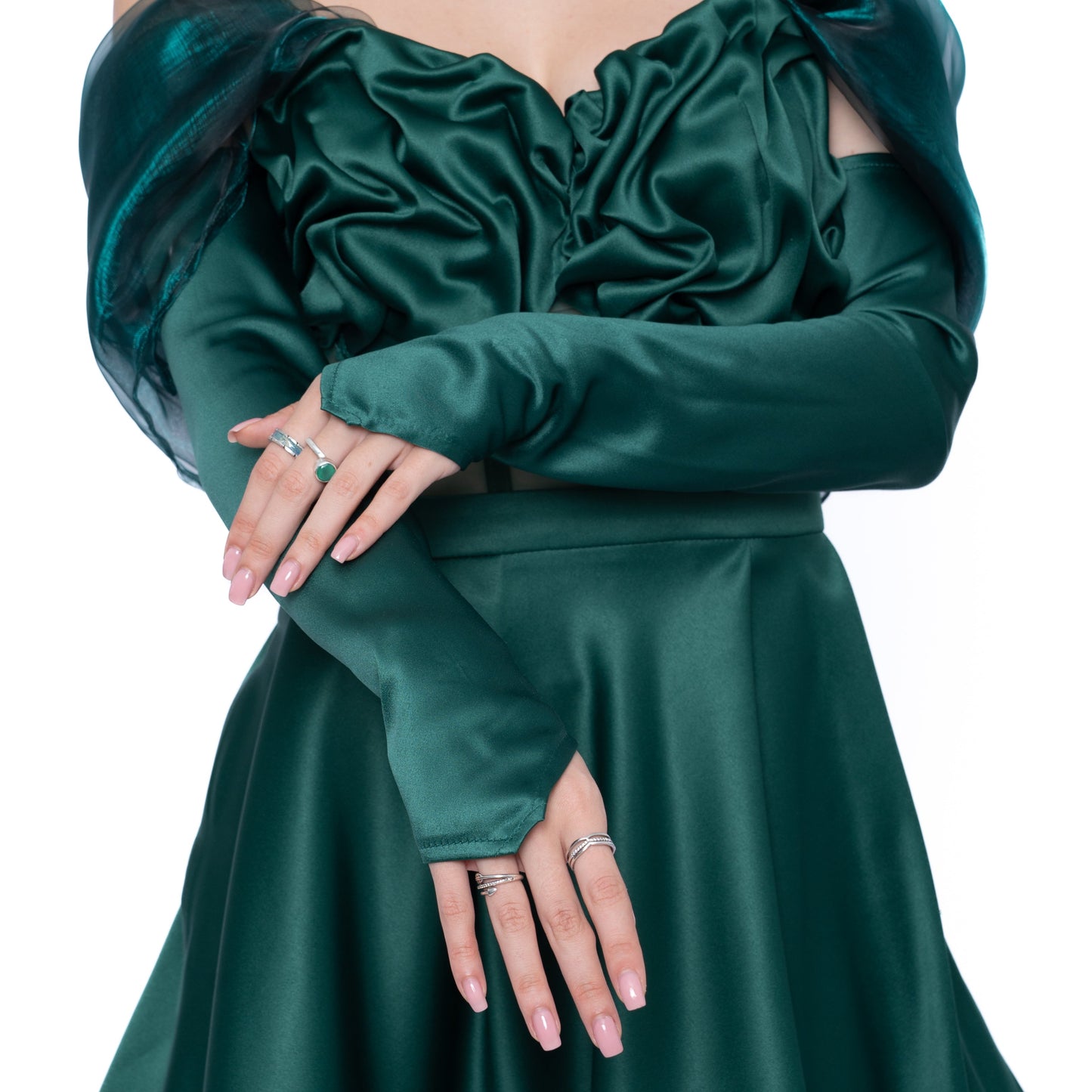 Mănuși de designer verde smarald asortate cu setul de corset și fustă din tafta, brand LILA.