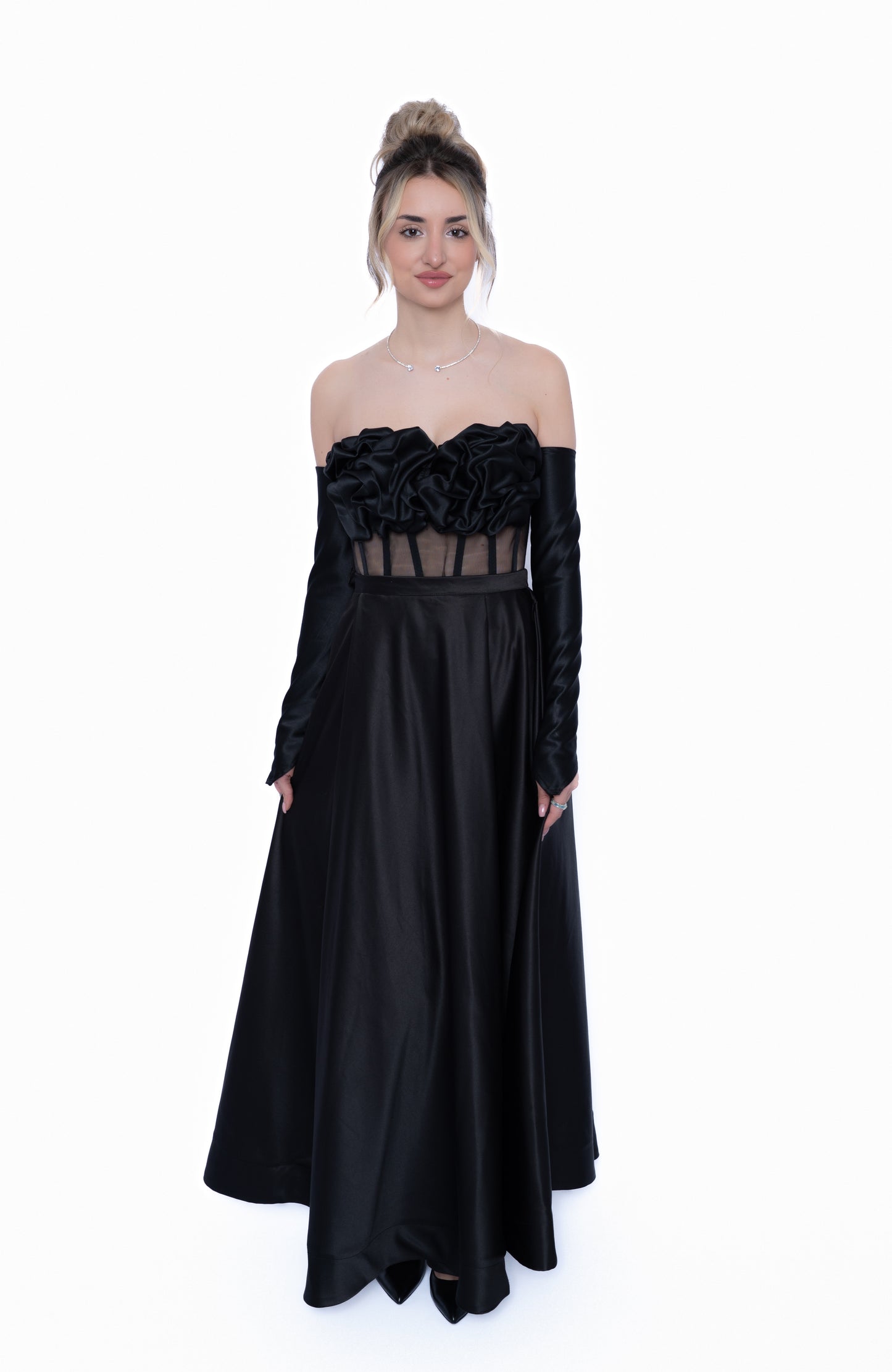 rochie neagra cu manusi corset si fusta lunga 