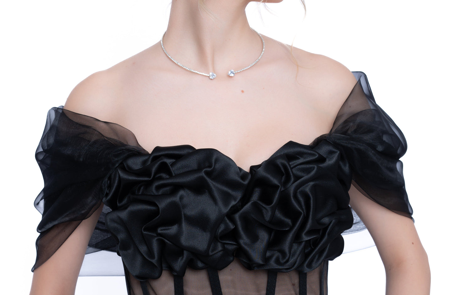 Voal negru Accesoriu detașabil LILA din organza, creat pentru a personaliza și schimba complet orice ținută.