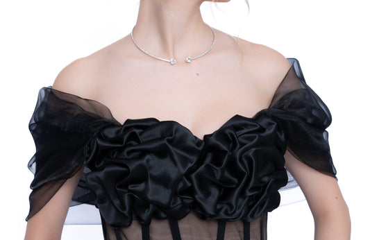 Voal negru Accesoriu detașabil LILA din organza, creat pentru a personaliza și schimba complet orice ținută.