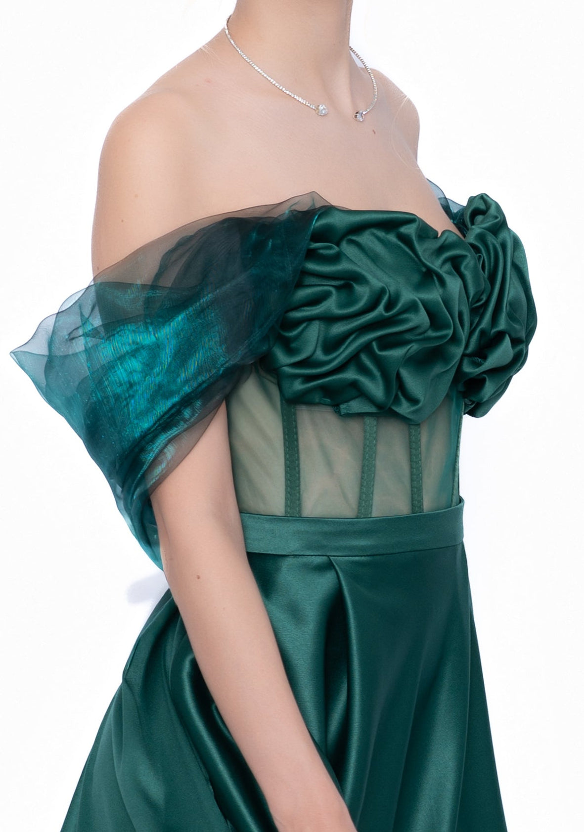 Voal detașabil verde LILA din organza peliculizată, accesoriu modular pentru un look romantic 